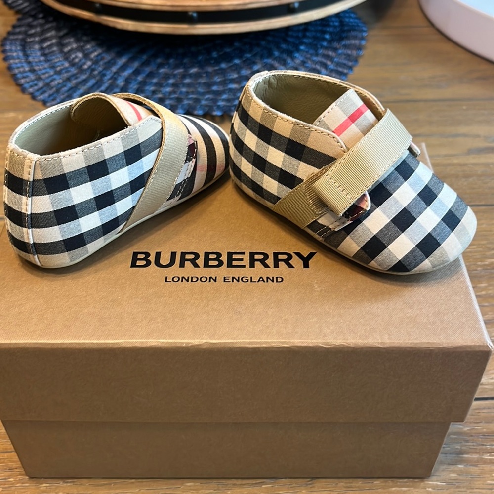 Burberry shoes Newborn size 17
